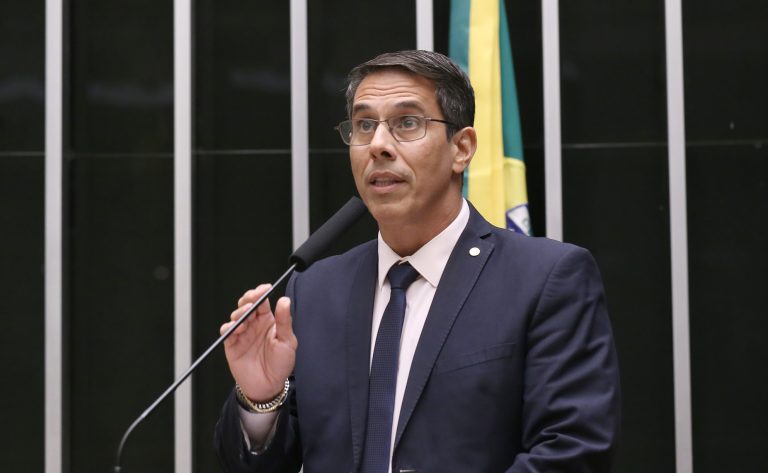 Projeto de lei busca proibir postos de combustíveis de cobrarem preços diferentes para pagamentos em dinheiro ou Pix