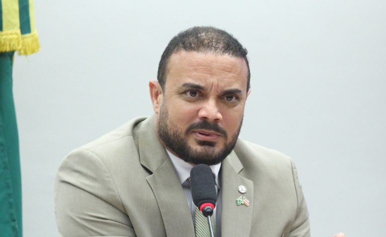 Projeto na Câmara dos Deputados propõe reconhecimento de atividade de risco e porte de arma para auditores fiscais agropecuários