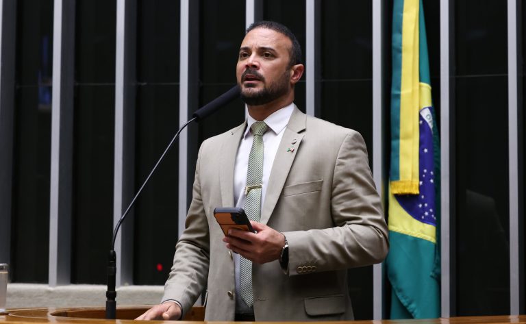 Projeto de Lei 1951/26 propõe criminalizar o uso de animais no tráfico de drogas