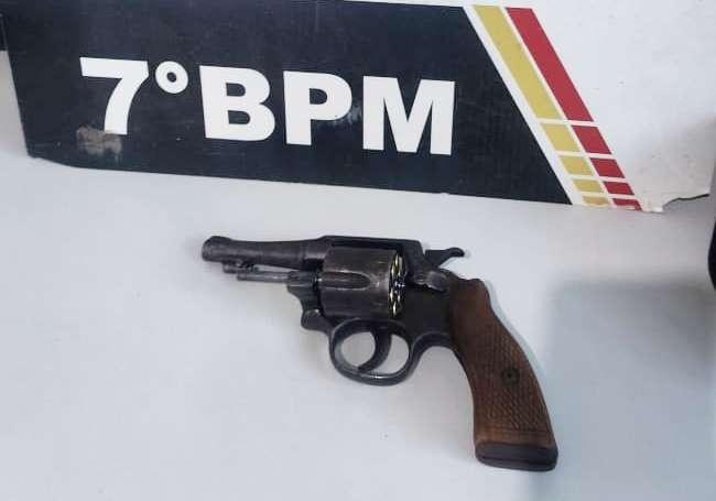 Revólver carregado é apreendido durante bloqueio policial em rodovia MT-241
