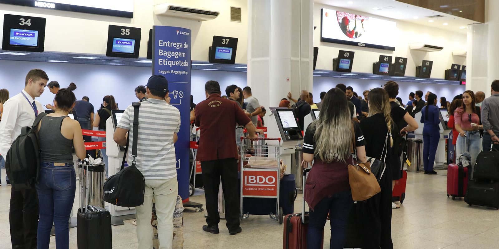 Setor de serviços recua 0,4% em maio, impactado principalmente por transportes, revela IBGE