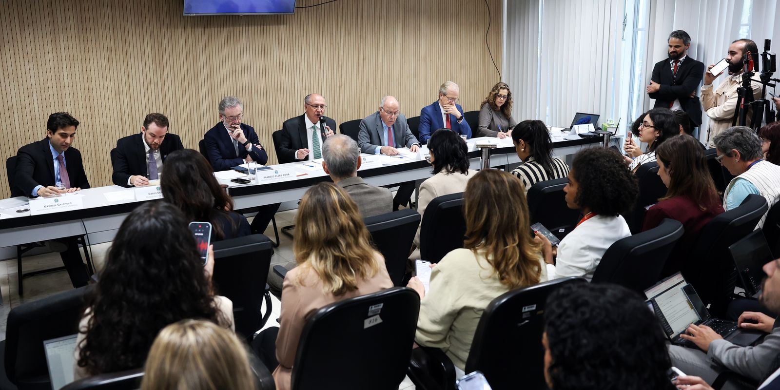 Governo federal retoma plano de socorro para setores atingidos por novas tarifas dos EUA