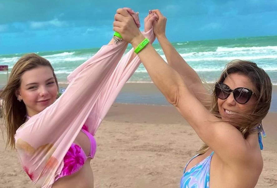Sheila Mello curte praia com a filha que parece sua sósia