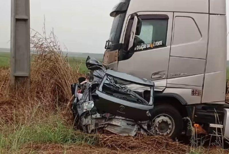 Três pessoas morrem esmagadas em batida entre Polo e carreta em Nova Mutum