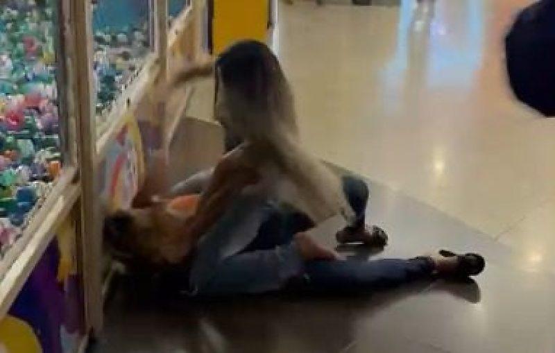 Vídeo mostra mulheres brigando na entrada de shopping em Várzea Grande