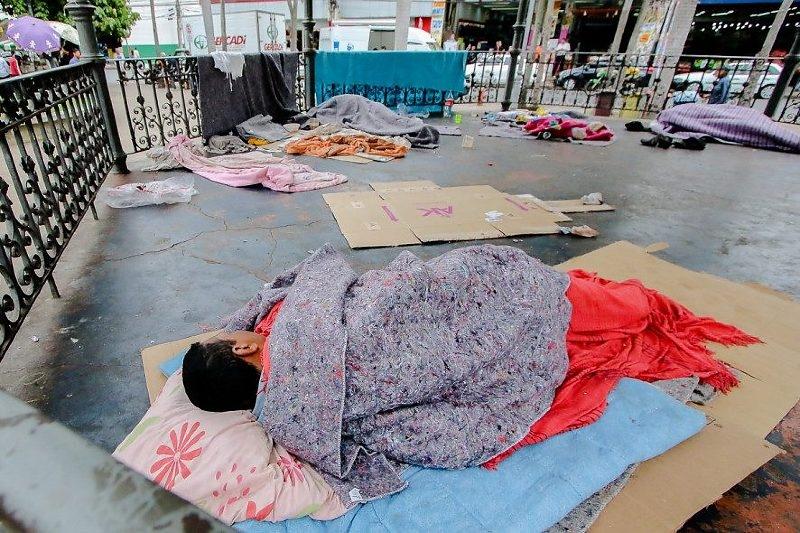 Abilio sanciona lei que cria programa para mandar moradores de rua de volta para cidade de origem