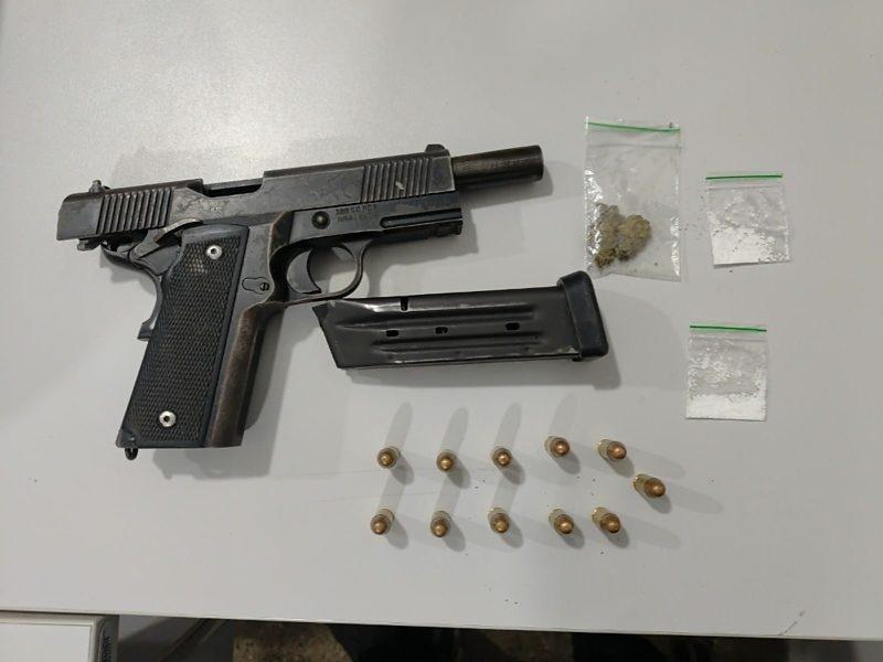 Adolescentes são flagrados com drogas e arma a caminho da escola e acabam apreendidos
