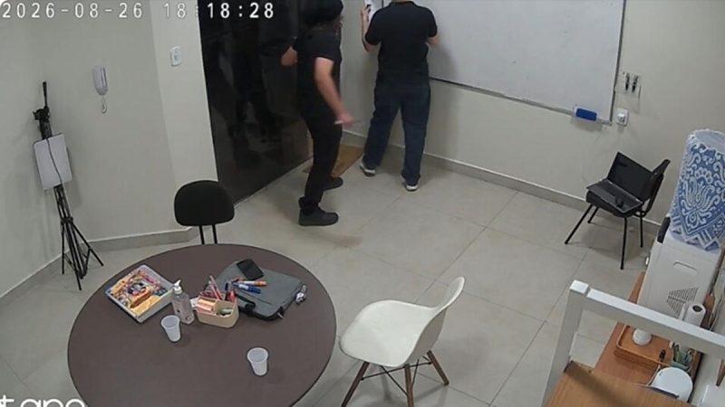 Aluno de 14 anos esfaqueia professor nove vezes após tirar nota baixa