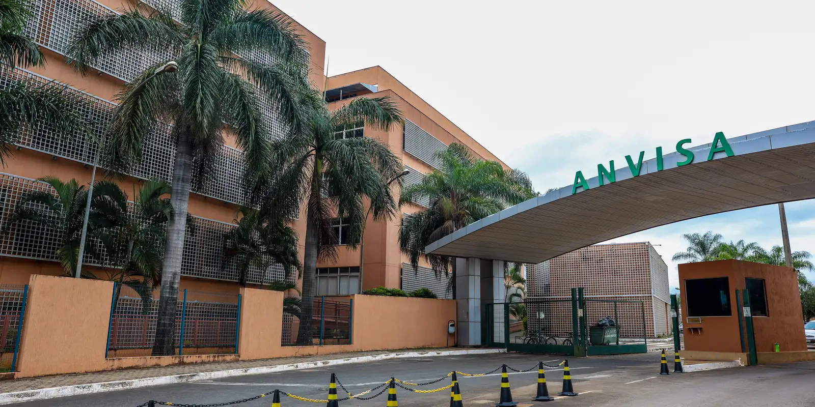 Anvisa determina a proibição de 12 produtos de limpeza sem registro