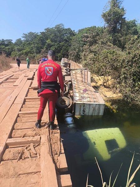 Bombeiros resgatam corpo após caminhão cair de ponte no interior de MT