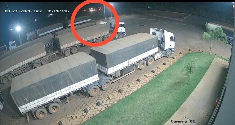Câmeras registram batida entre carretas que deixou três mortos na BR-158