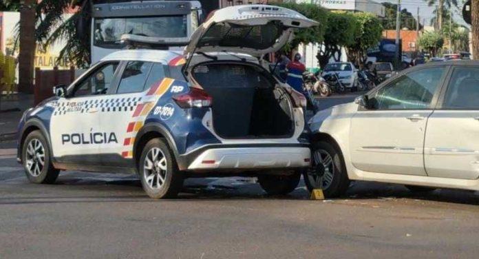 Carro Atinge Viatura da Polícia em Meio a Perseguição em Tangará