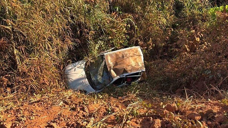 Carro com cinco pessoas da mesma família sai da estrada e deixa três feridos em Sorriso/MT