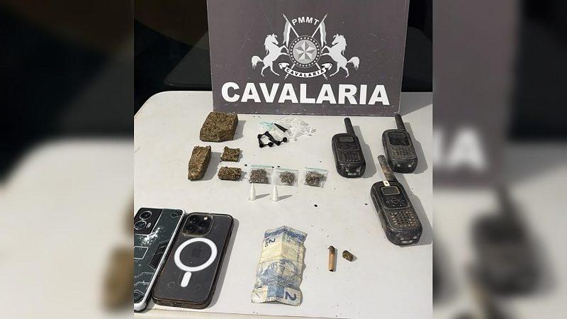 Cavalaria encontra drogas e rádios após denúncia de tráfico em Nova Mutum