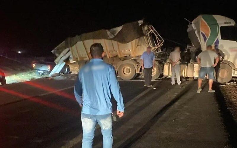Colisão na BR-163: 4 feridos e carga de milho bloqueia pista em Lucas