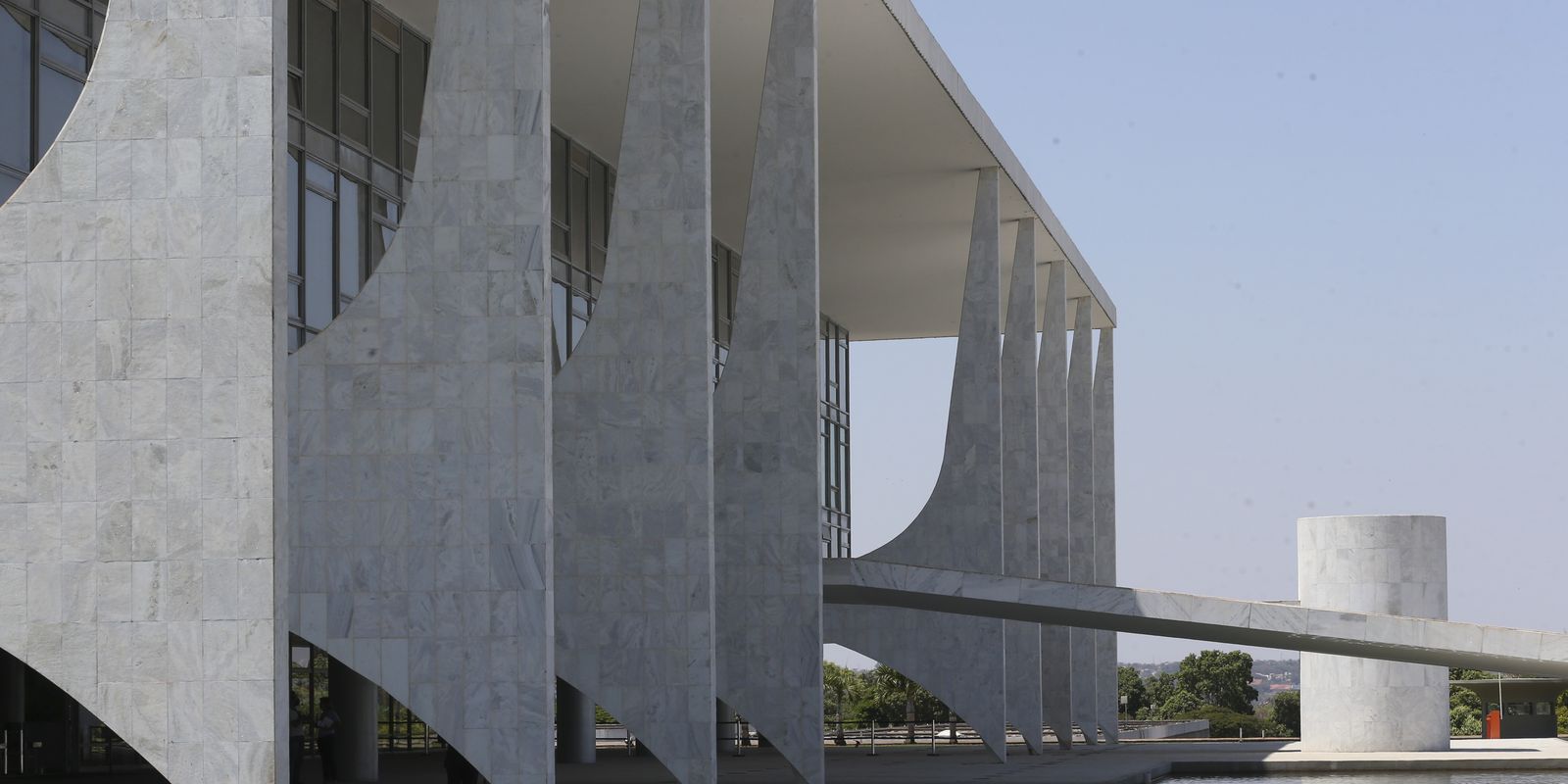 Veja as principais atribuições dos chefes do Poder Executivo no Brasil