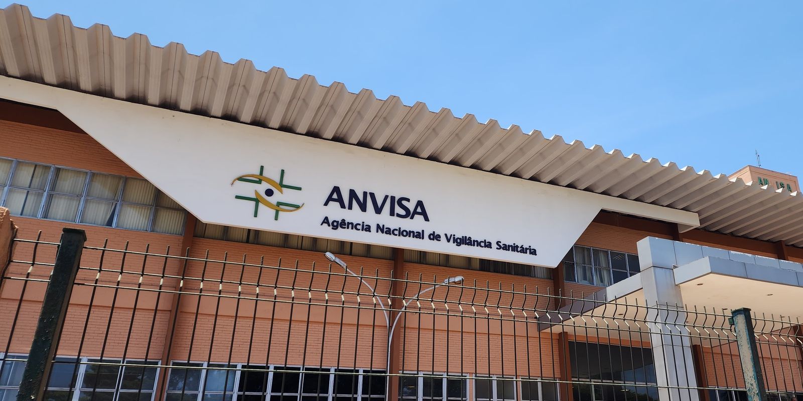 Anvisa determina a proibição de cosméticos sem registro no Brasil