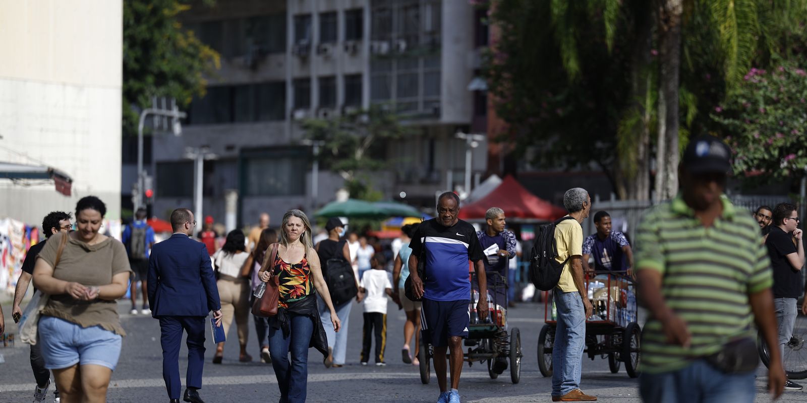 Crescimento populacional desacelera para 0,37% em 2026, aponta IBGE