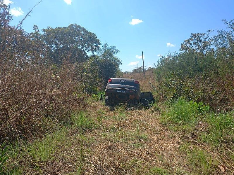 Criminosos roubam Fiat Toro, caem em vala durante fuga e escapam em outra caminhonete