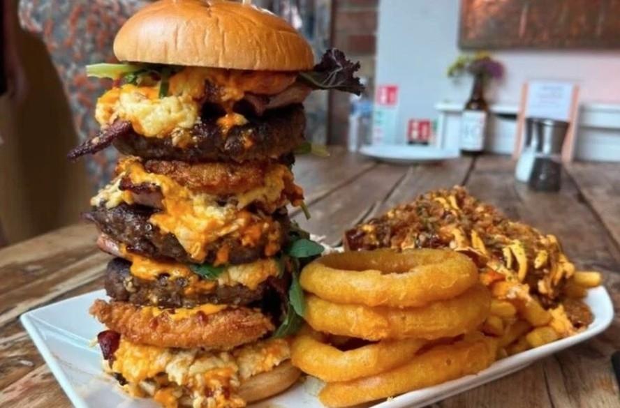 Desafio de 5 mil calorias em 1 hora agita pub na Inglaterra