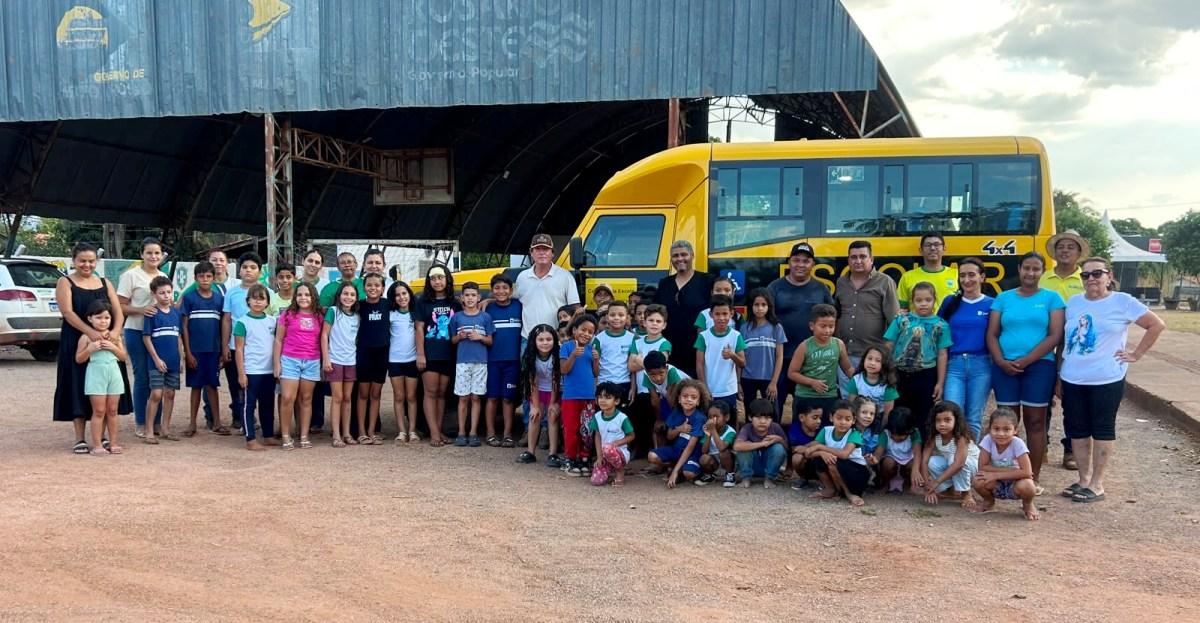 Educação no Bauxi, em Rosário Oeste, ganha reforço com novo transporte escolar 4x4 Marruá