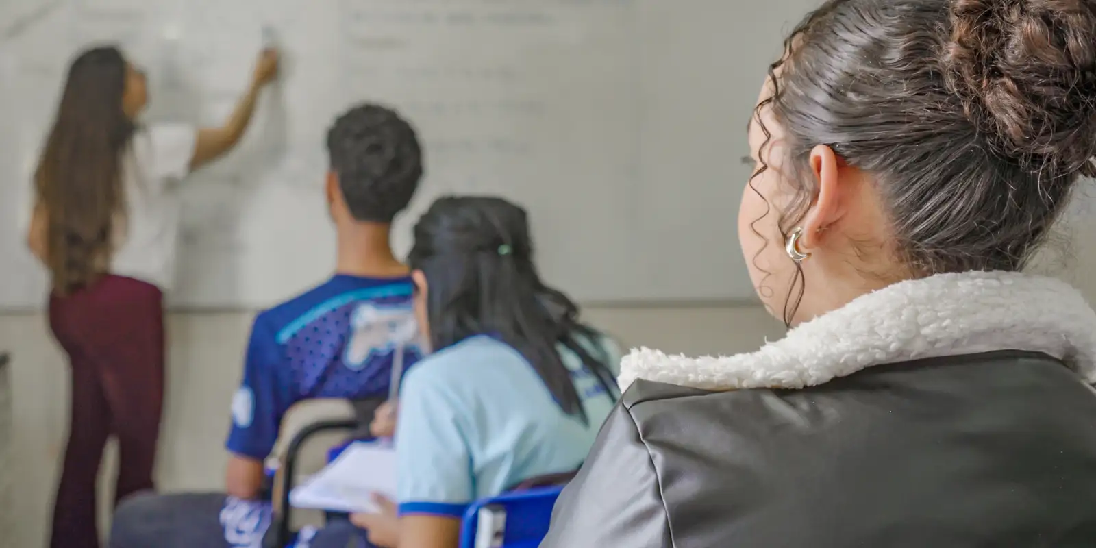 Estudo revela que a gravidez na adolescência reduz a autonomia e a escolaridade no Brasil