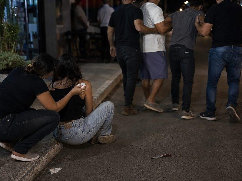 Homem corta garganta da ex-mulher com canivete e é contido por populares em Campo Verde