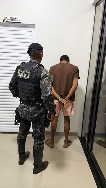 Homem dá nome e CPF falsos, mas PM encontra dois mandados de prisão
