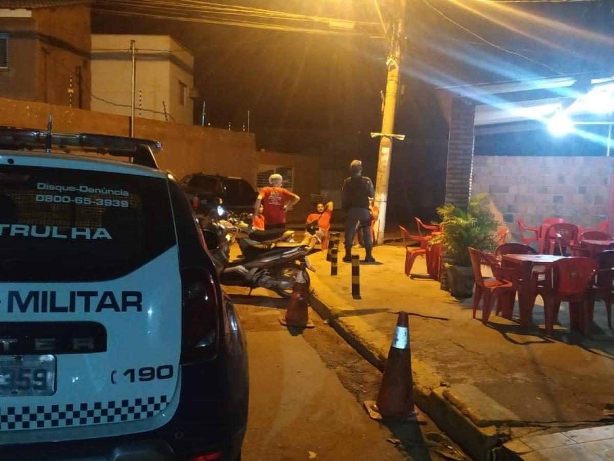 Homem é preso após tentar matar rapaz a facadas em surto