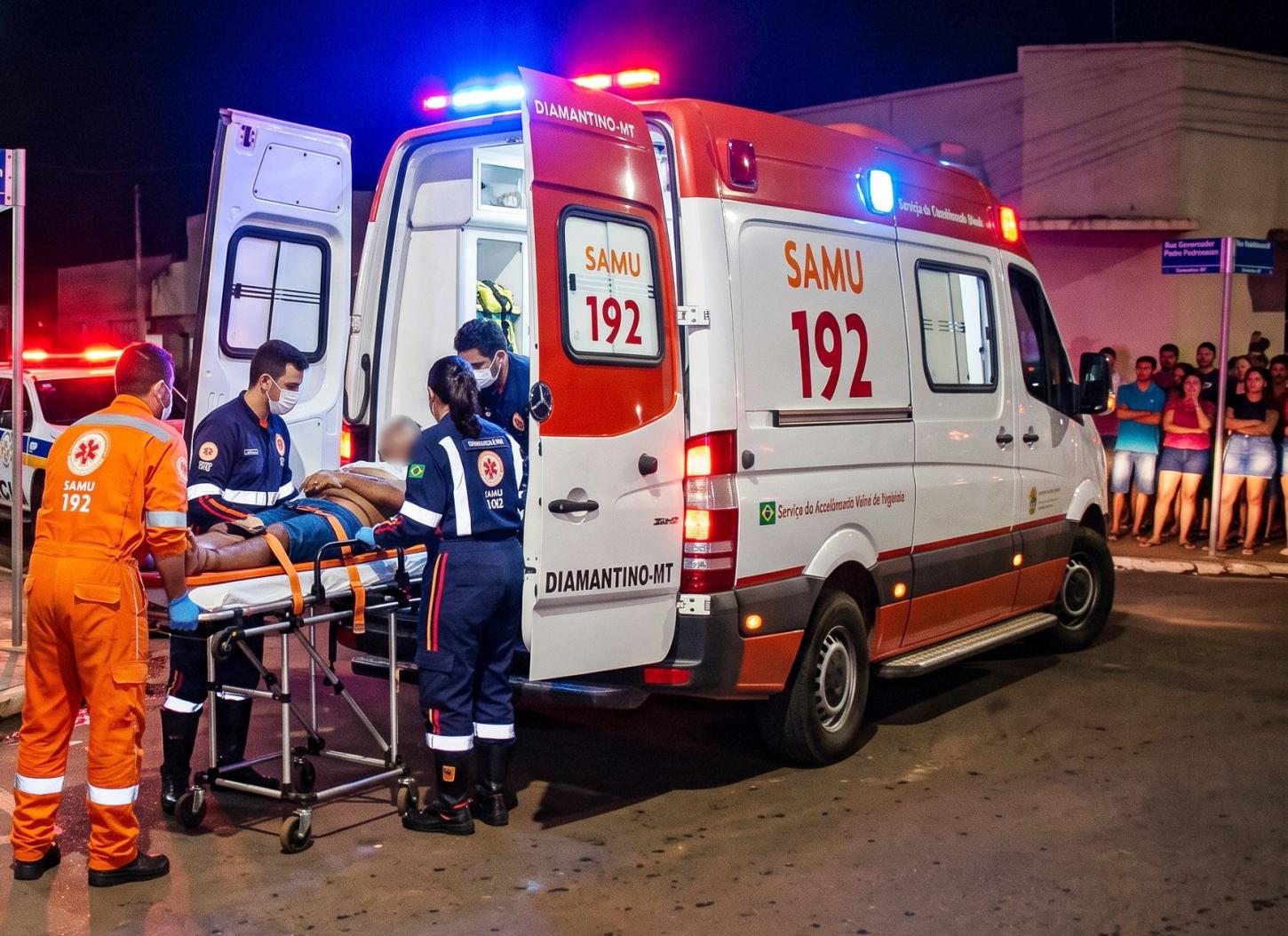 Homem esfaqueado em Diamantino é socorrido após confusão em bar