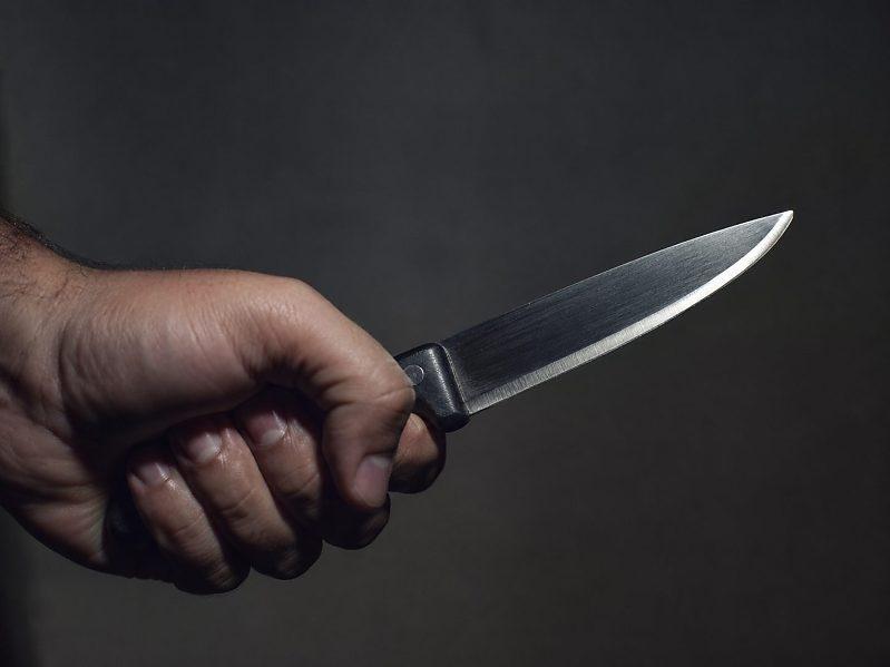 Homem foi esfaqueado enquanto dormia e companheiro é preso em Cuiabá