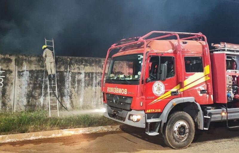 Homem põe fogo em casa com filhas da ex dentro e foge em Cuiabá