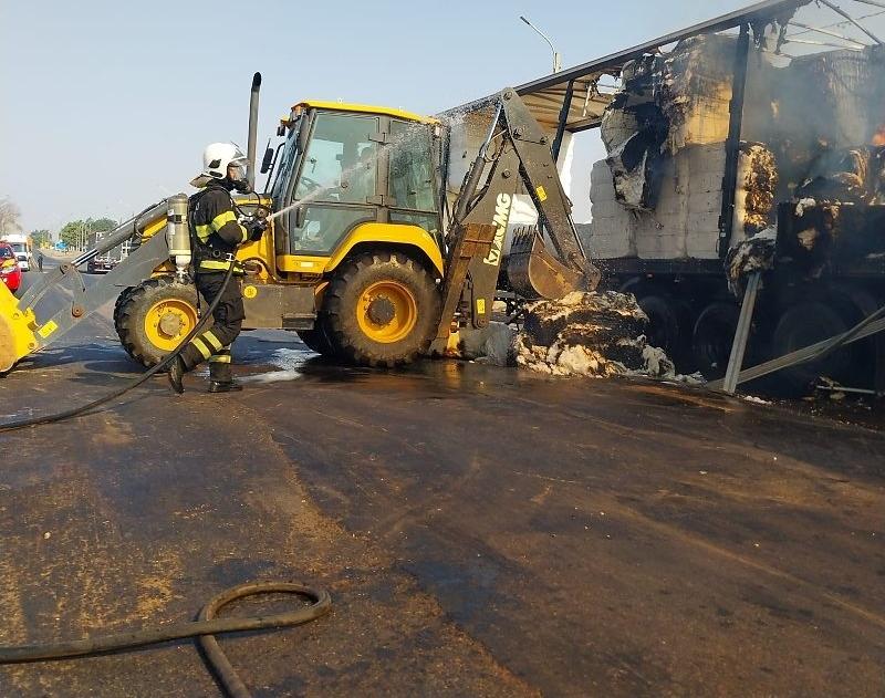 Incêndio em carreta com algodão se espalha e atinge outro veículo na BR-364