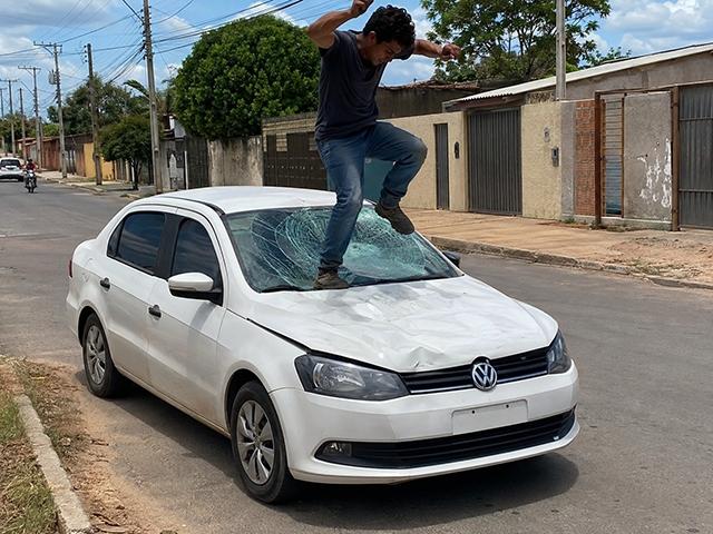 Inimputável pula em cima de carro, amassa capô, quebra para-brisa e sai andando “de boas” em Sorriso