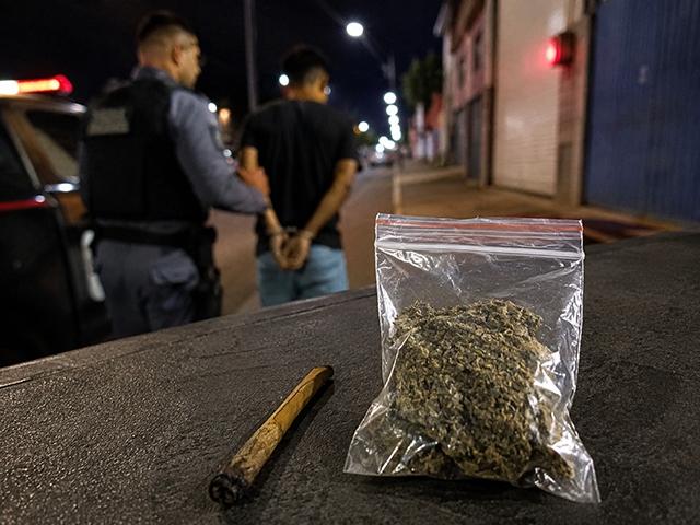 Maconheiro foi preso com “charuto” da erva durante abordagem da PM