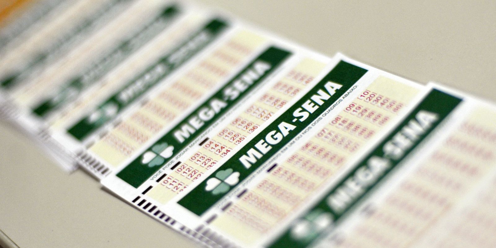 Prêmio da Mega-Sena chega a R$ 100 milhões neste domingo após acumular