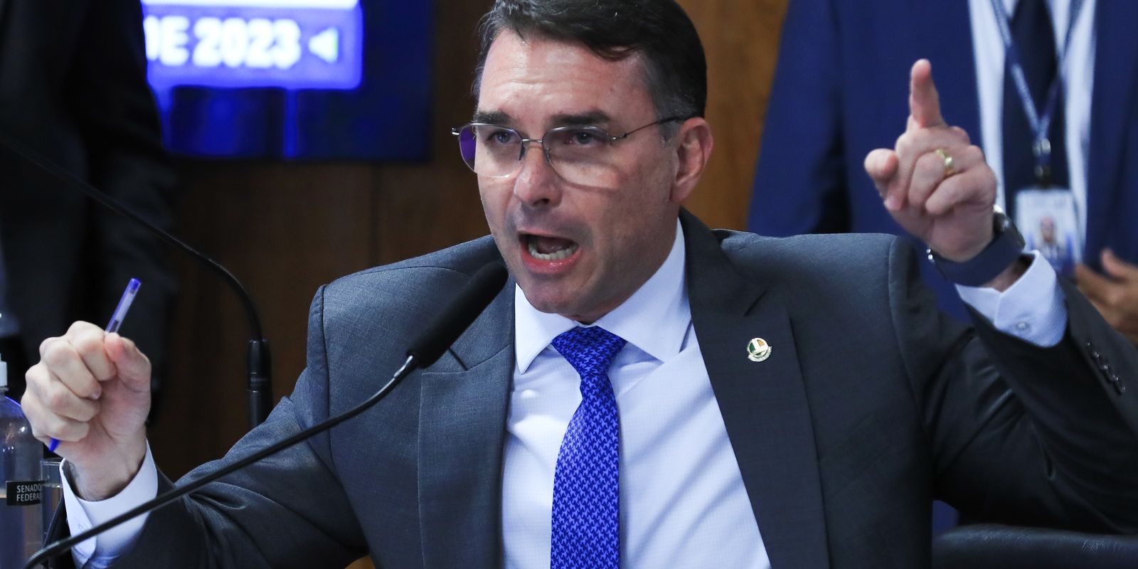 Missão pede investigação sobre filiação falsa de Flávio ao TSE