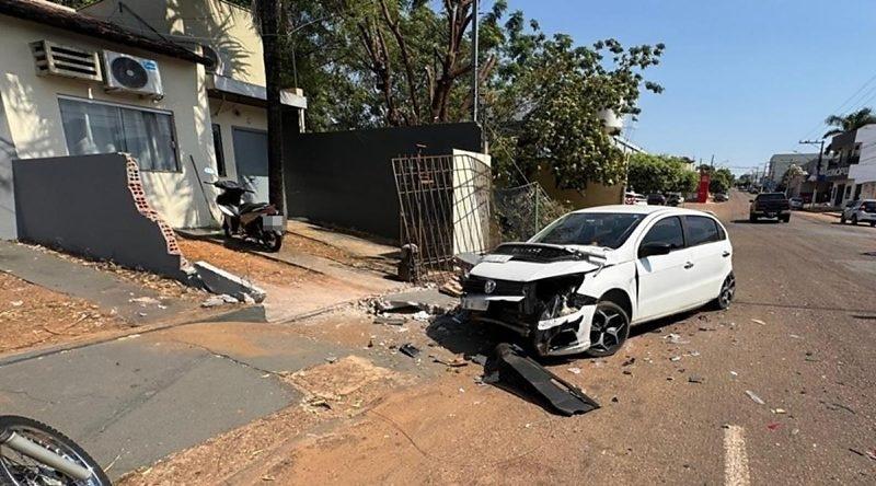 Motorista bêbado foi detido após destruir muro e fugir cambaleando em MT