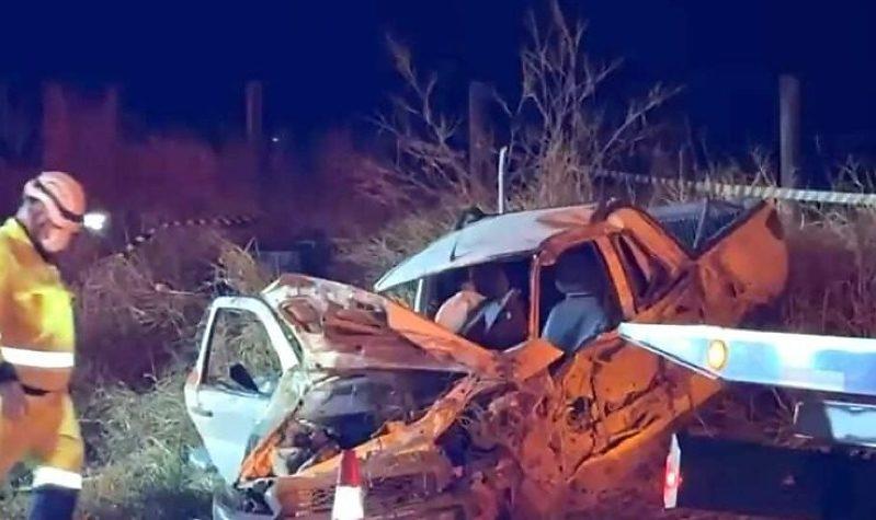 Motorista morre e passageiro fica ferido após Strada bater em carreta e capotar na BR-163