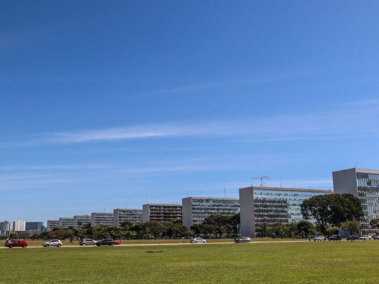 Orçamento de 2027 traz salário mínimo de R$ 1.741 e corte de gastos com pessoal