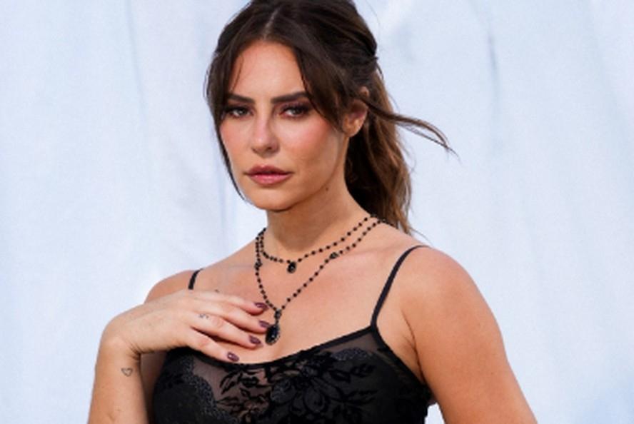 Paolla Oliveira deixa lingerie à mostra com vestido de renda transparente: 'Parece pintura'