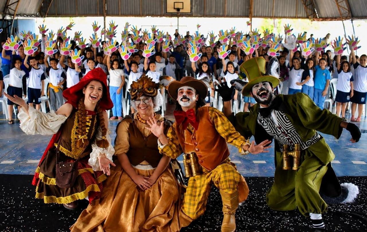 Teatro e educação: Sicredi de Nobres leva 'Chapeuzinho Vermelho' às escolas