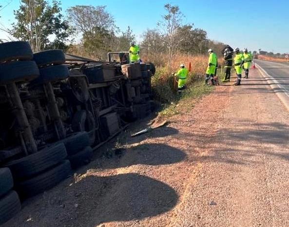 Motorista morre após carreta carregada de algodão tombar e pegar fogo na BR-364, em Jangada