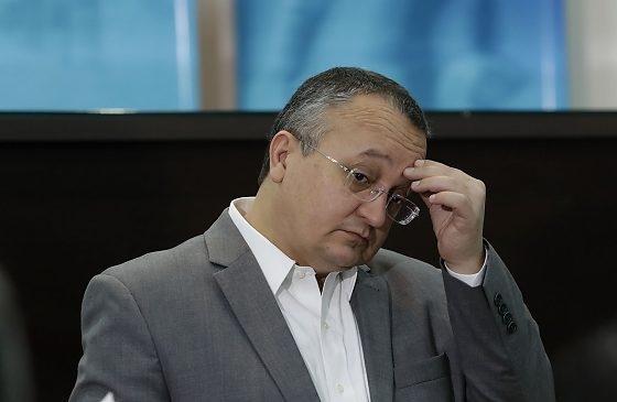 TRE pune Pedro Taques por uso de impulsionamento pago em críticas contra Mauro Mendes