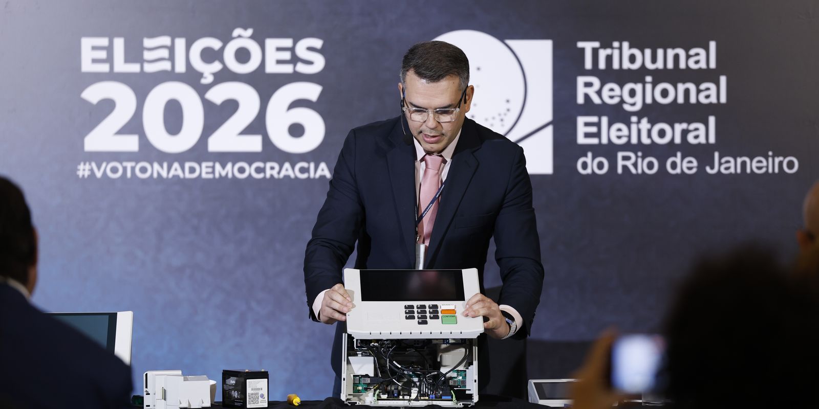 TRE-RJ desmonta urna eletrônica em evento público para reforçar a segurança do voto