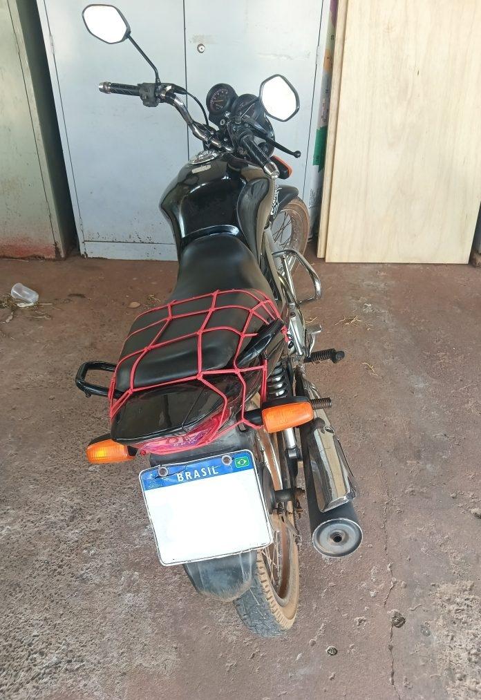 Adolescente foi flagrado empinando motocicleta perto de escola em Nova Olímpia