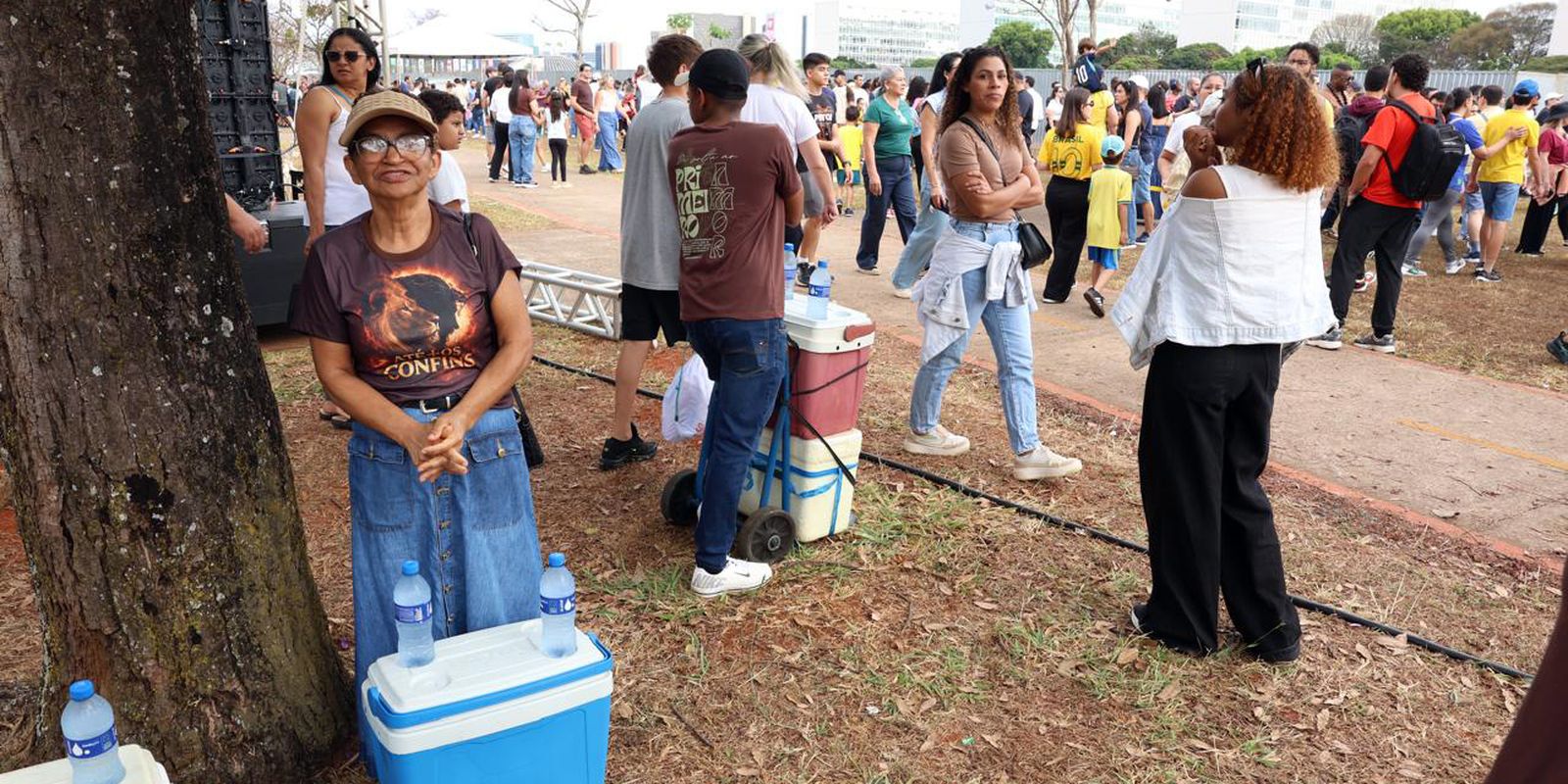Ambulantes buscam sustento no desfile de 7 de Setembro em Brasília