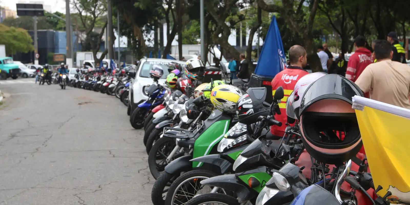 Apenas 19% dos motociclistas de app têm cobertura previdenciária no Brasil