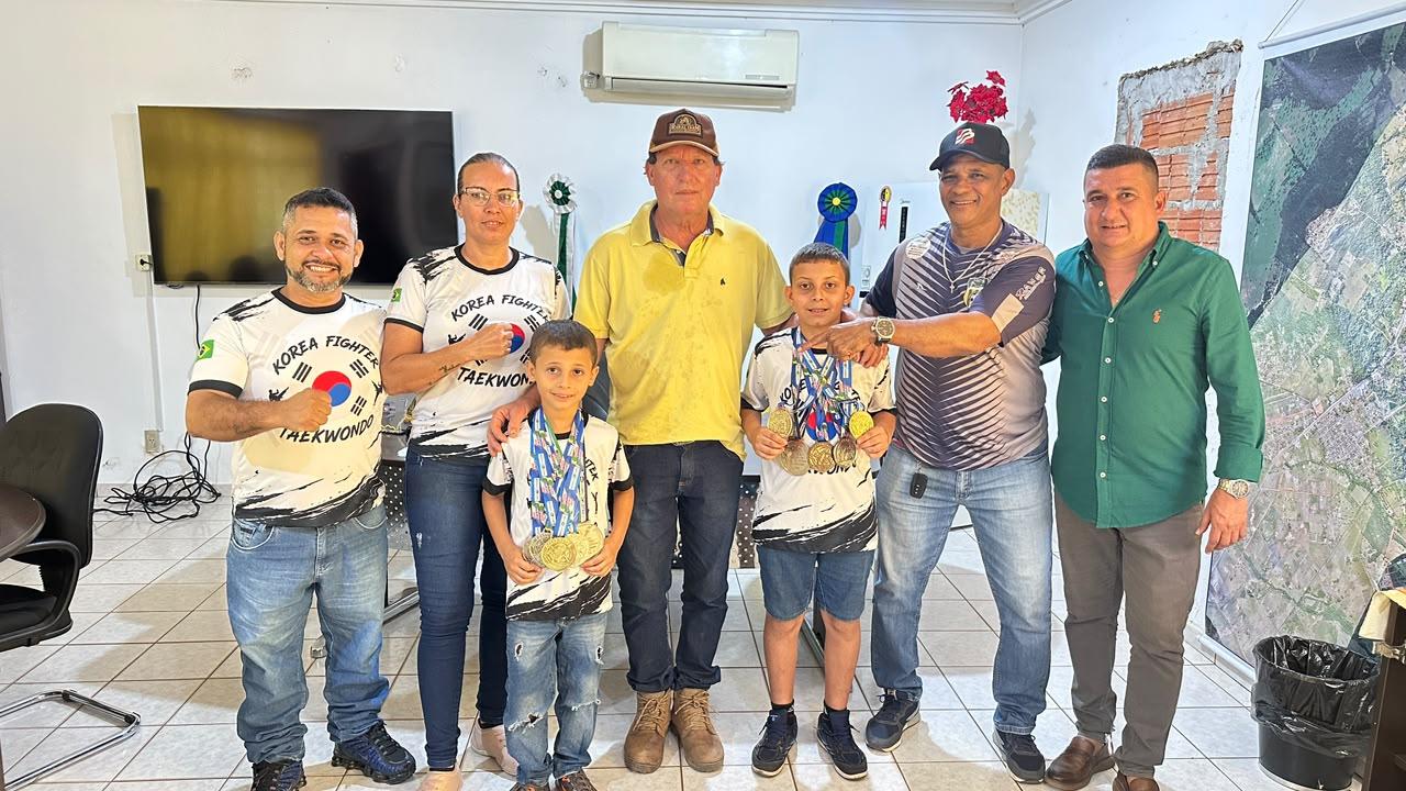 Atletas de taekwondo do Korea Fighter apresentam conquistas ao prefeito de Rosário Oeste