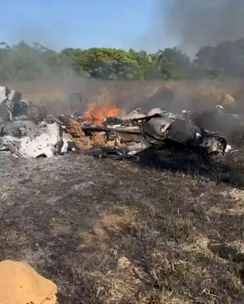 Avião cai em fazenda de Água Boa e deixa três mortos carbonizados